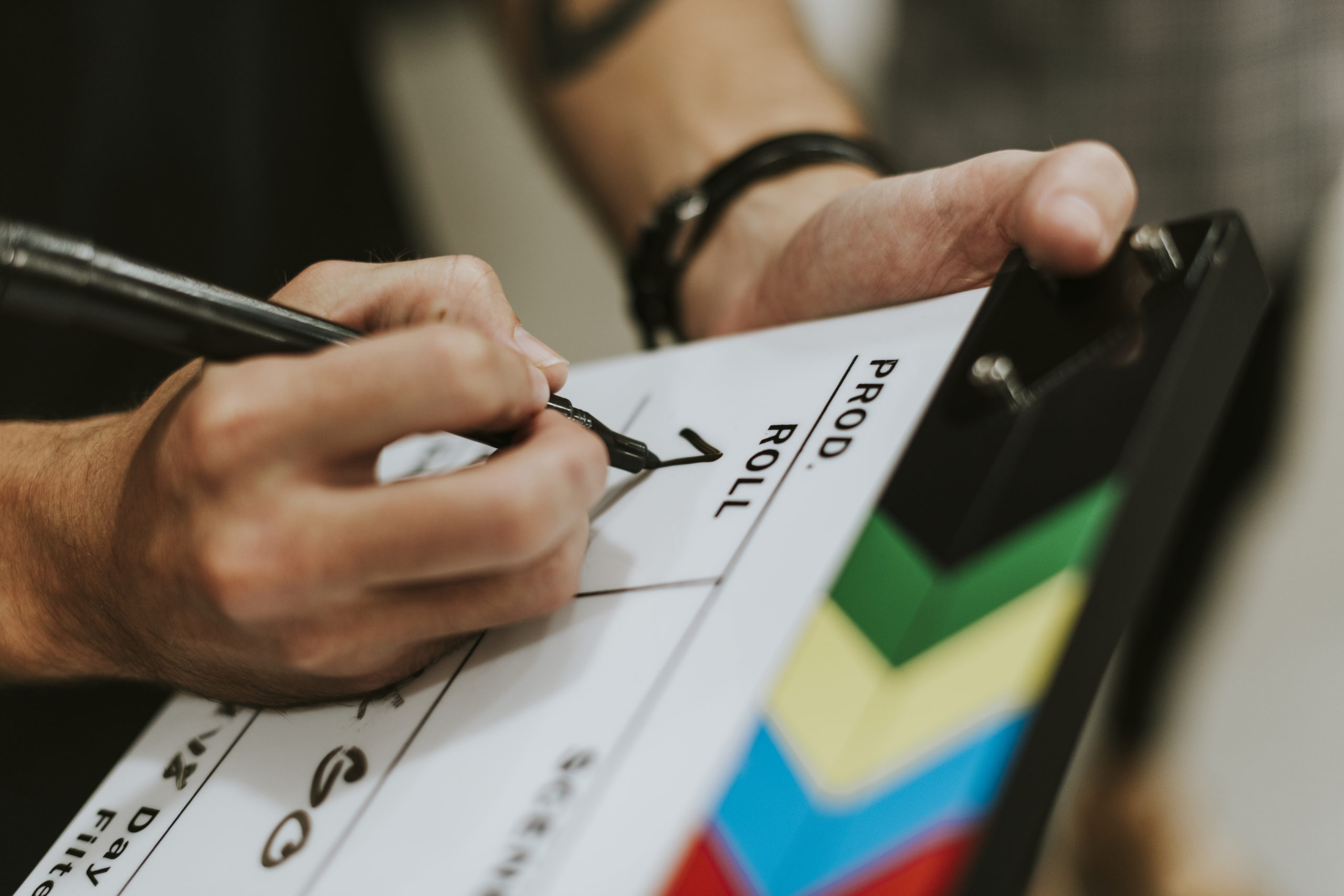 Préparation d’un clap de tournage.